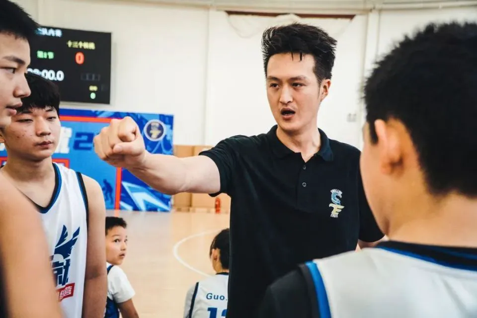 刻苦训练篮球时如何避免受伤的建议_0